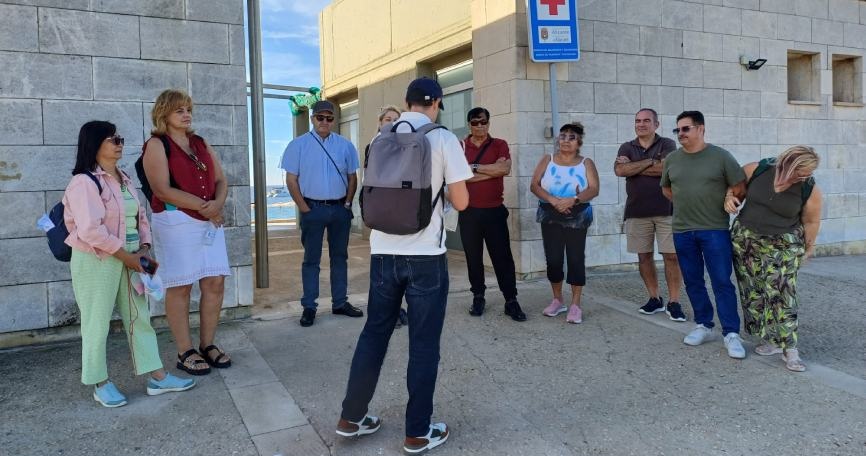 Grupo de profesionales del sector turístico visitando Tabarca y Santa Pola en un fam trip de COCEMFE Comunitat Valenciana sobre turismo accesible.