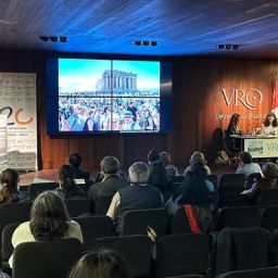 Asistentes y ponentes durante la jornada 20 años conectando vidas de COCEMFE Castilla y León en la Villa Romana La Olmeda.