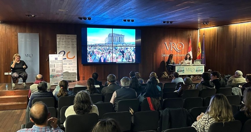 Asistentes y ponentes durante la jornada 20 años conectando vidas de COCEMFE Castilla y León en la Villa Romana La Olmeda.