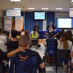 Asistentes y ponentes durante las XII Jornadas de Formación de FAMDIF sobre derechos humanos e inclusión en Totana.
