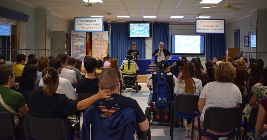 Asistentes y ponentes durante las XII Jornadas de Formación de FAMDIF sobre derechos humanos e inclusión en Totana.