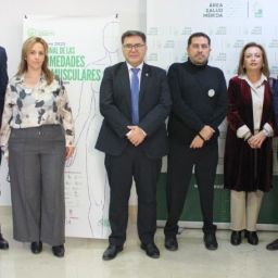 Representantes sanitarios, políticos y de Federación ASEM posan en el acto por el Día Nacional de las Enfermedades Neuromusculares en Mérida.