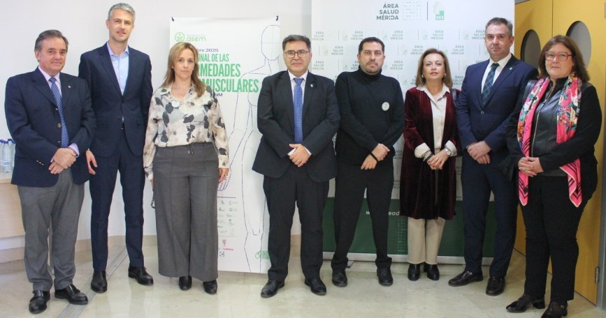 Representantes sanitarios, políticos y de Federación ASEM posan en el acto por el Día Nacional de las Enfermedades Neuromusculares en Mérida.