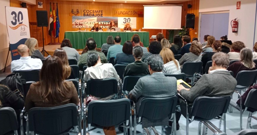 Personas asistentes escuchan a ponentes en la jornada sobre igualdad organizada por COCEMFE Badajoz en su salón de actos.