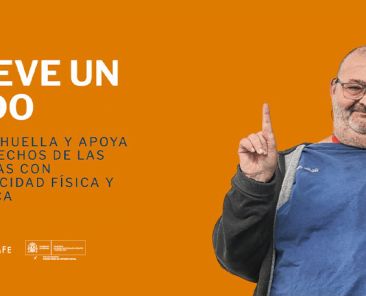 Hombre sonriente levantando el dedo índice frente a un fondo naranja en la campaña “Mueve un Dedo” de COCEMFE.