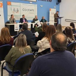 Personas participantes en el acto de clausura del proyecto ILADIS 2025 de COCEMFE Cáceres sobre inclusión laboral.