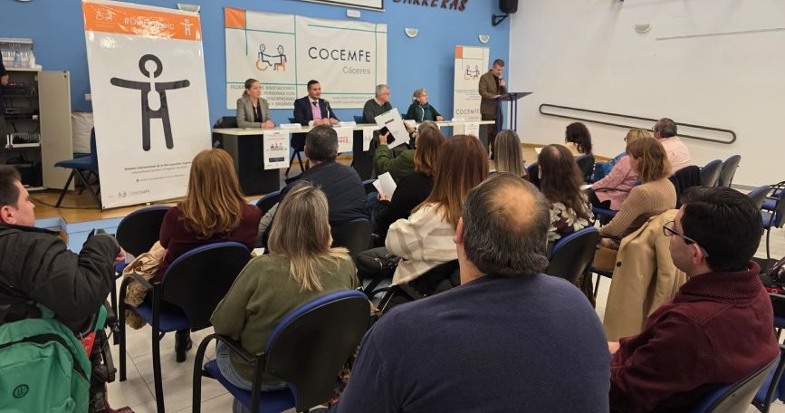Personas participantes en el acto de clausura del proyecto ILADIS 2025 de COCEMFE Cáceres sobre inclusión laboral.