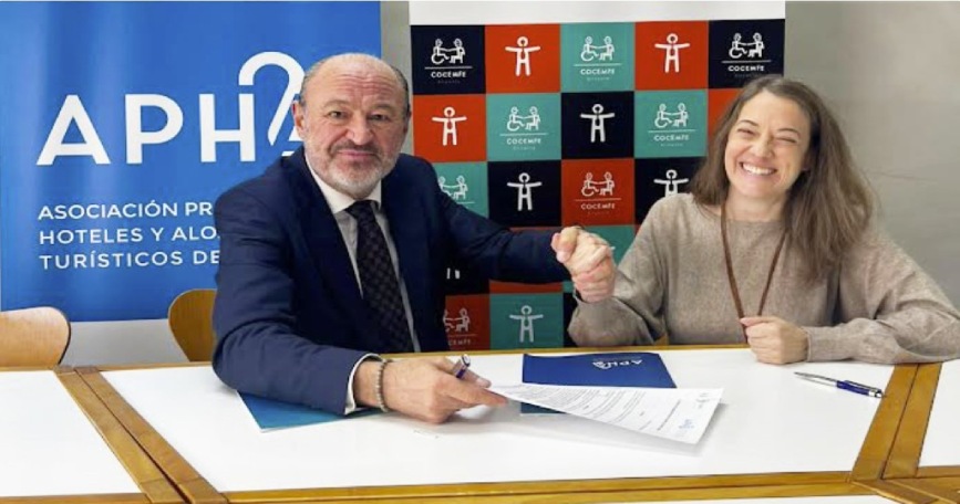 Representantes de COCEMFE Alicante y APHA firman un convenio para promover la inclusión laboral de personas con discapacidad.