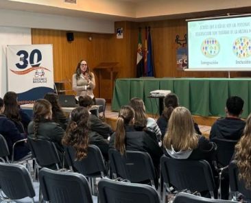 Formación en inclusión social con alumnado de Salesianos en COCEMFE Badajoz COCEMFE Badajoz imparte una formación en inclusión social a estudiantes de 4º de ESO en un centro educativo de Badajoz.