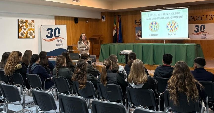 COCEMFE Badajoz imparte una formación en inclusión social a estudiantes de 4º de ESO en un centro educativo de Badajoz.