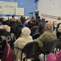 Asistentes siguiendo una ponencia durante la jornada del 3 de diciembre organizada por COCEMFE Cáceres.