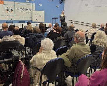 Asistentes siguiendo una ponencia durante la jornada del 3 de diciembre organizada por COCEMFE Cáceres.