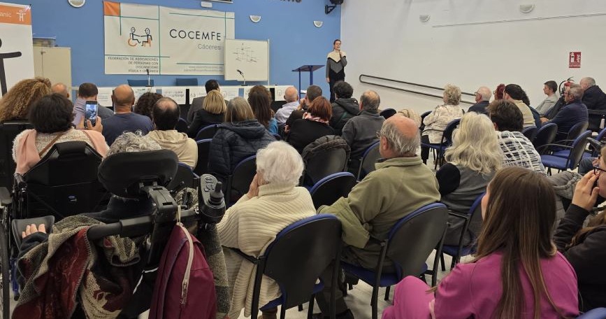 Asistentes siguiendo una ponencia durante la jornada del 3 de diciembre organizada por COCEMFE Cáceres.
