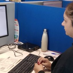 Personas participantes del curso de Técnicas Comunicativas posando en Ilunion Contact Center durante su periodo de prácticas.
