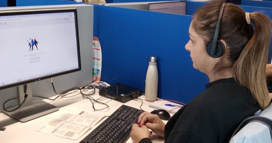 Personas participantes del curso de Técnicas Comunicativas posando en Ilunion Contact Center durante su periodo de prácticas.