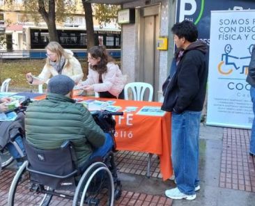 Mesa informativa de COCEMFE Castellón en plaza Borrull Mesa informativa de COCEMFE Castellón con personas usuarias y voluntariado en la plaza Borrull de Castelló de la Plana.