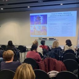 Personas asistentes a la formación de COCEMFE CV sobre atención a personas con discapacidad en situaciones de emergencia en el MUVIM.