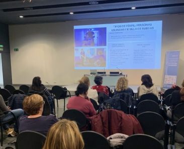 Formación de COCEMFE CV en atención inclusiva durante emergencias Personas asistentes a la formación de COCEMFE CV sobre atención a personas con discapacidad en situaciones de emergencia en el MUVIM.