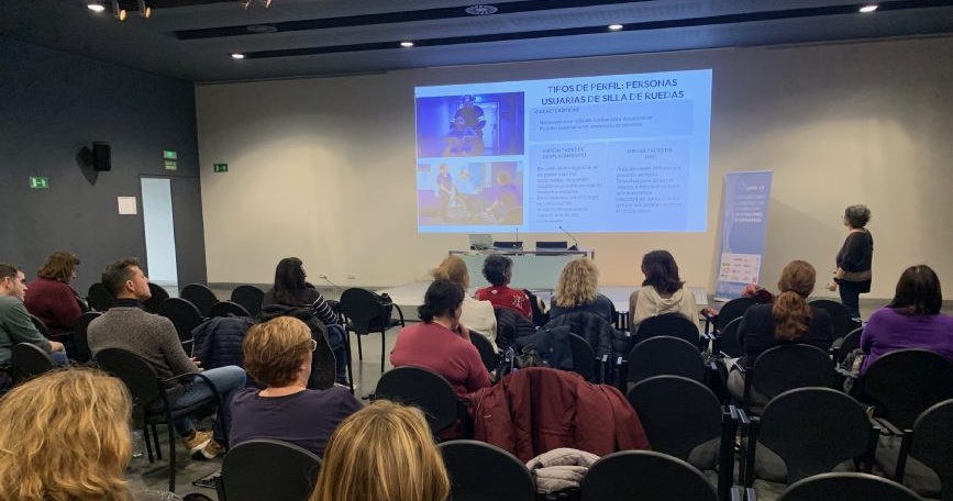 Personas asistentes a la formación de COCEMFE CV sobre atención a personas con discapacidad en situaciones de emergencia en el MUVIM.