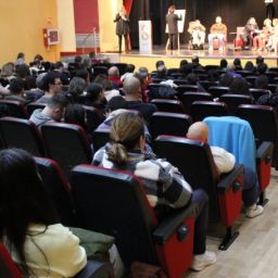 Acto institucional del Día de la Discapacidad en Sevilla Auditorio lleno durante el acto institucional del Día de la Discapacidad en Sevilla, con panel de intervención e intérprete de lengua de signos en escena.
