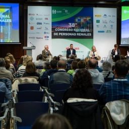 Panel del 38º Congreso Nacional de Personas Renales Asistentes frente a una mesa de ponentes durante el 38º Congreso Nacional de Personas Renales.
