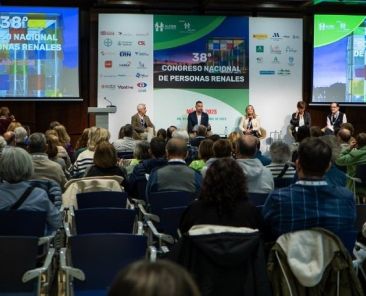 Asistentes frente a una mesa de ponentes durante el 38º Congreso Nacional de Personas Renales.