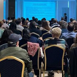 Personas representantes de entidades de COCEMFE CV participan en la XIII Convención de Dirigentes sobre autonomía, cuidados y accesibilidad.