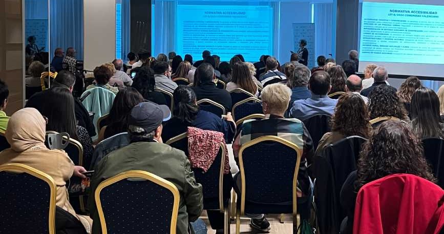 Personas representantes de entidades de COCEMFE CV participan en la XIII Convención de Dirigentes sobre autonomía, cuidados y accesibilidad.