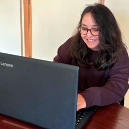 Juventud con discapacidad accediendo a oportunidades de empleo en Galicia Joven con discapacidad utilizando un ordenador portátil en un entorno de trabajo, símbolo del acceso al empleo inclusivo promovido por COGAMI en Galicia.