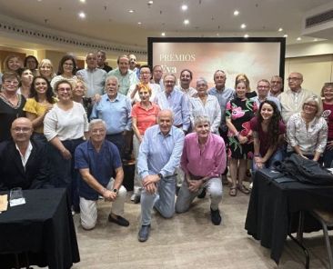 Grupo de participantes de FNETH posando en una sala de conferencias durante el proyecto formativo sobre salud hepática.