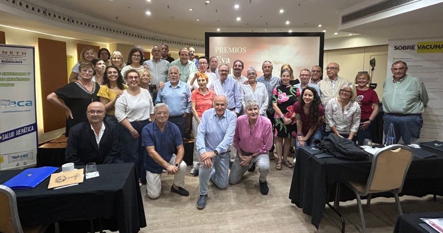 Grupo de participantes de FNETH posando en una sala de conferencias durante el proyecto formativo sobre salud hepática.