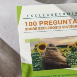 Guía “100 Preguntas sobre Esclerosis Sistémica” de la Asociación Española de Esclerodermia Portada de la guía “100 Preguntas sobre Esclerosis Sistémica” de la Asociación Española de Esclerodermia, sostenida con las manos.