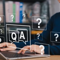 Persona consultando una guía web interactiva con información sobre enfermedad renal crónica