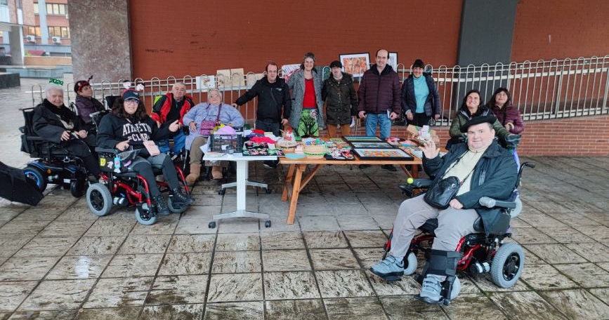 Personas con discapacidad participan en el Mercado Artístico Navideño de FEKOOR mostrando sus creaciones