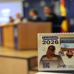 Personas de AMIFP y Policía Nacional en la presentación del Calendario Solidario 2026.