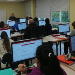 Personas con discapacidad reciben formación orientada al empleo en un curso presencial de COGAMI.