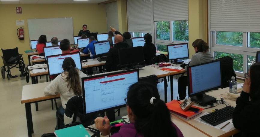 Personas con discapacidad reciben formación orientada al empleo en un curso presencial de COGAMI.