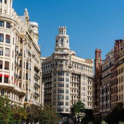 Valencia, entorno del Servicio de Alojamiento Transitorio de FNETH Vista urbana de Valencia, ciudad donde FNETH ofrece alojamiento transitorio a personas con enfermedad o trasplante hepático.
