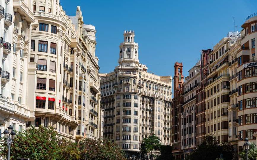 Vista urbana de Valencia, ciudad donde FNETH ofrece alojamiento transitorio a personas con enfermedad o trasplante hepático.