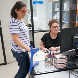 Dos profesionales del Área Jurídica de COGAMI revisan documentación y realizan asesoramiento en una oficina.