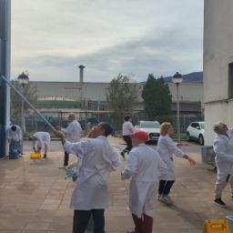 Personas con discapacidad realizan prácticas de limpieza profesional durante un curso formativo.