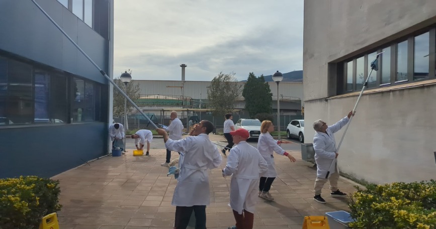 Personas con discapacidad realizan prácticas de limpieza profesional durante un curso formativo.