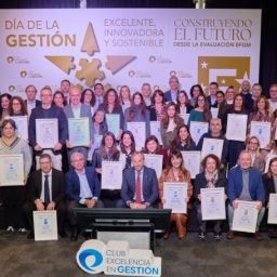 Grupo de representantes de organizaciones sociales durante un encuentro del Club de Excelencia en Gestión.