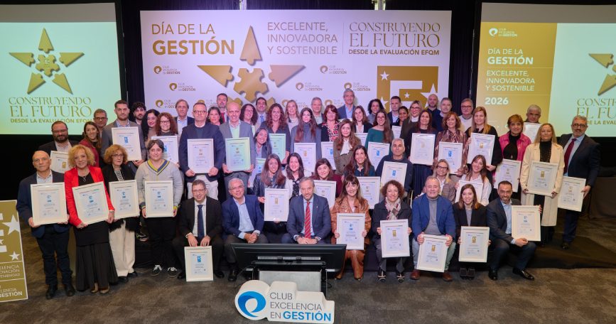 Grupo de representantes de organizaciones sociales durante un encuentro del Club de Excelencia en Gestión.