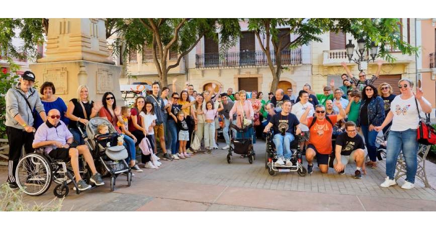 Grupo de personas con discapacidad y representantes de entidades participantes en el Encuentro de Asociaciones de COCEMFE Alicante.