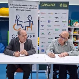 Firma de un convenio entre COCEMFE Castelló y el Club de RRHH de Castellón para fomentar la inclusión laboral.