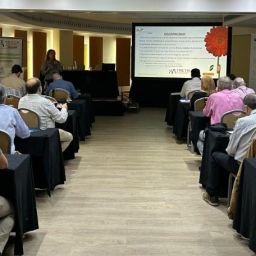 Personas asistentes en una sala de formación escuchan una ponencia sobre empleo e incapacidad orgánica.