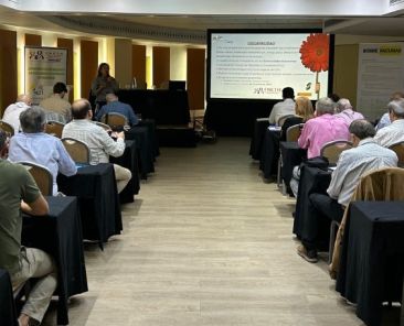 Personas asistentes en una sala de formación escuchan una ponencia sobre empleo e incapacidad orgánica.