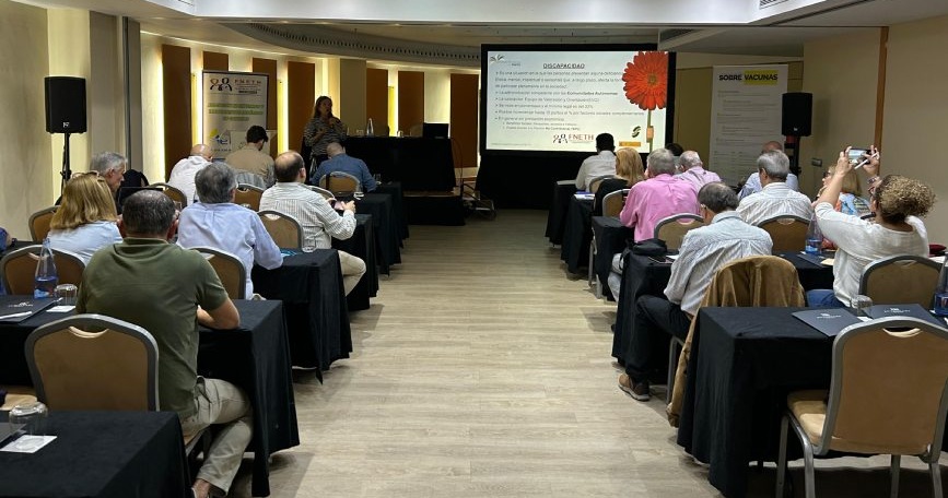 Personas asistentes en una sala de formación escuchan una ponencia sobre empleo e incapacidad orgánica.