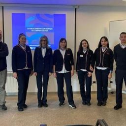 Grupo de profesionales y personal técnico durante una formación sobre accesibilidad universal impartida por COGAMI en Galicia.